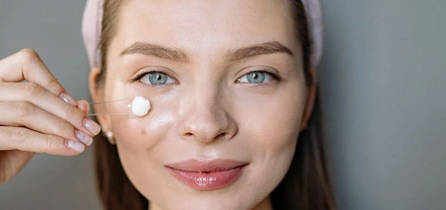 Soin du Contour des Yeux Mythes vs Réalité