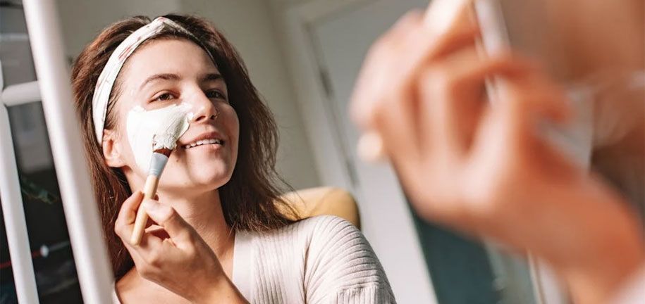 Masques pour le visage dans la routine beauté